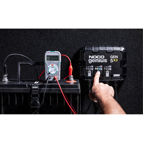 Chargeur de batterie embarqu&eacute; &agrave; 3 sorties de 15 amp&egrave;res Gen5X3 Genius Par Equipment