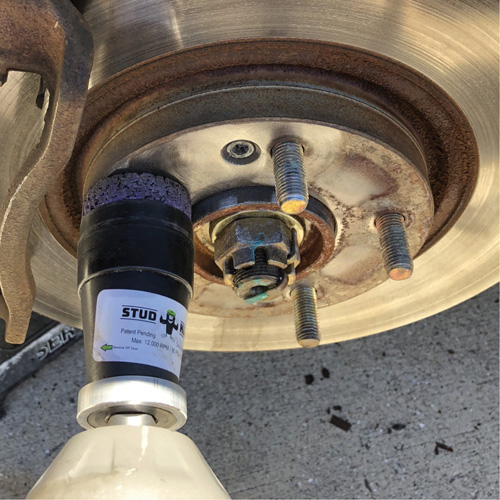 Outil de nettoyage pour moyeux, goujons et roues &agrave; entraînement par chocs STUD KLEEN Par Equipment