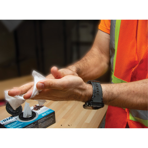 Lingettes nettoyantes emball&eacute;es individuellement, 12 lingettes, 8" x 9-1/2" Par Equipment