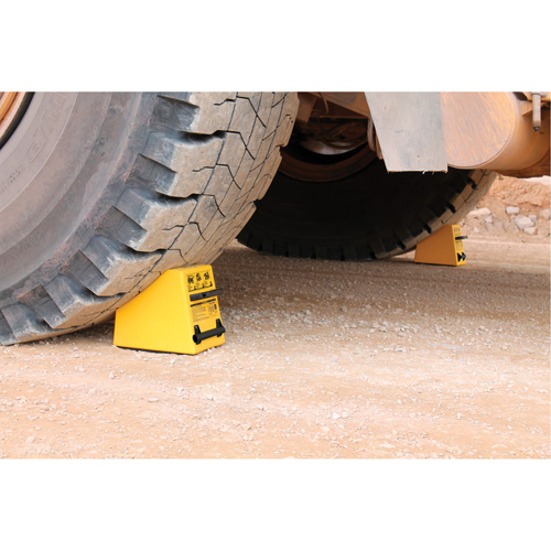 Cale de roue ultra-robuste pour l'exploitation mini&egrave;re Checkers Safety, PEHD, Jaune, 14-1/2" la x 17-1/2" p x 16" h Par Equipment
