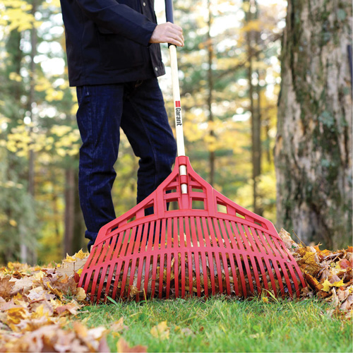 R&acirc;teau &agrave; feuilles, Lame 24", Manche Bois, Lame Plastique Par Equipment