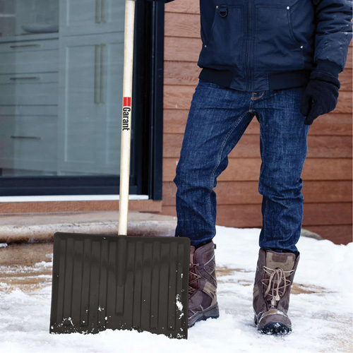 Pelle &agrave; neige Nordic, Lame Polypropyl&egrave;ne, Largueur 17-3/4", Manche Prise en D Par Equipment