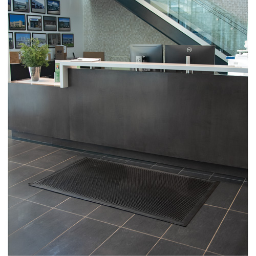 Tapis &agrave; profil bas, Caoutchouc, Grattoir Type, Motif Plein, 3' x 5', Noir Par Equipment