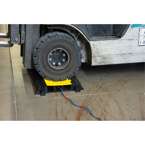 Protecteur de c&acirc;bles en polyur&eacute;thane, 3 canaux, 35,43" lo x 19,69" la x 3" h Par Equipment