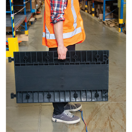 Protecteur de c&acirc;bles en polyur&eacute;thane, 3 canaux, 35,43" lo x 19,69" la x 3" h Par Equipment