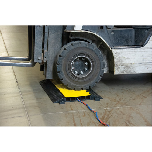 Protecteur de c&acirc;bles en polyur&eacute;thane, 5 canaux, 35,43" lo x 19,69" la x 2" h Par Equipment