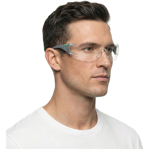 Lunettes de s&eacute;curit&eacute; gris/vert Adapt Lite, Lentille Transparent, Antibu&eacute;e/Anti-&eacute;gratignures, ANSI Z87+/R&eacute;pond ou surpasse la norme CSA Z94.3 Par Equipment