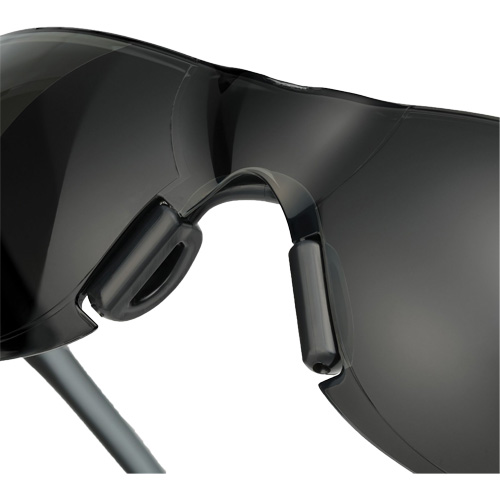 Lunettes de s&eacute;curit&eacute; Adapt Lite, Lentille Fum&eacute;e, Antibu&eacute;e/Anti-&eacute;gratignures, ANSI Z87+/R&eacute;pond ou surpasse la norme CSA Z94.3 Par Equipment