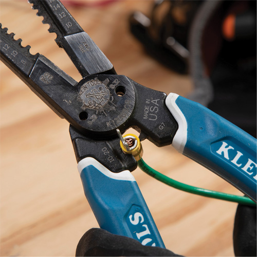 Outil polyvalent Klein-Kurve pour d&eacute;nuder, couper et sertir les fils, 8-1/4" lo, 8 - 20 AWG Par Equipment