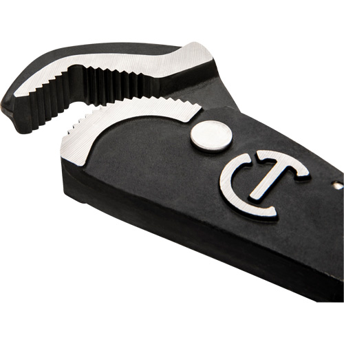 Cl&eacute; bimat&eacute;riau auto-ajustable pour tuyau, Cap des m&acirc;choires 1-1/2", Longueur 12", Fini Oxyde noir, Prise Coussin&eacute;e Par Equipment