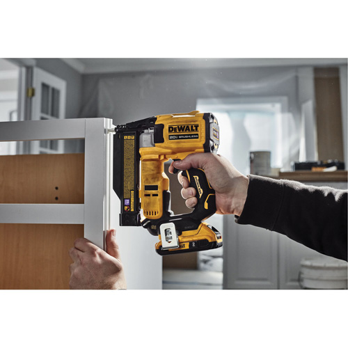 ATOMIC COMPACT SERIES Brushless Cordless 23 Ga. Pin Nailer Kit, 20 V, Lithium-Ion Par Equipment