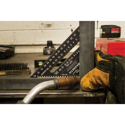 &eacute;querre de charpentier magn&eacute;tique grav&eacute;e au laser Johnny Square&reg; de 7 po Par Equipment