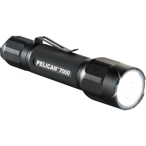 Lampe de poche tactique de s&eacute;rie 7000, DEL, 774 lumens, Piles CR123 Par Equipment