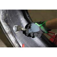 Outil robuste de roulage pour r&eacute;paration de pneus avec roulette &agrave; patch en acier Par Equipment