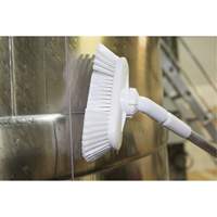 Brosse de lavage aliment&eacute;e en eau et &agrave; angle r&eacute;glable, Soies Doux, Longueur de 9-1/4", Vert Par Equipment