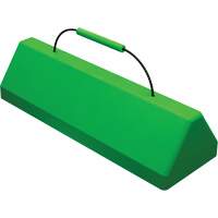 Cale de roue pour avion Checkers Safety SafeRay avec poign&eacute;e &agrave; c&acirc;ble, Ur&eacute;thane, Vert fluorescent, 24" la x 8" p x 6" h Par Equipment