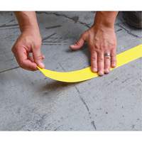 Marqueur robuste pour le sol Tough-Mark, Rectangle, 48" lo x 2" la, Jaune, Poly&eacute;thyl&egrave;ne Par Equipment