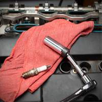 Douille magn&eacute;tique pivotante &agrave; six pans pour bougie d'allumage  Par Equipment