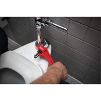 Cl&eacute; &agrave; tuyau hexagonale coud&eacute;e en acier, Cap des m&acirc;choires 2-5/8", Longueur 10-1/2", Fini Rev&ecirc;tement en poudre, Prise Ergonomique Par Equipment