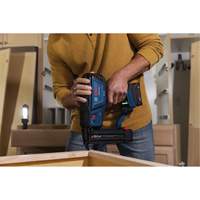 Brushless 18-Gauge Brad Nailer Kit with Standard Power Battery, 18 V, Lithium-Ion Par Equipment