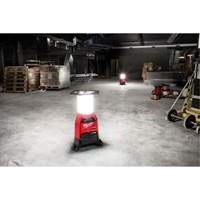 Lampe de chantier M18 Radius et chargeur avec One-Key, DEL, 4800/9000/2500 lumens, Boîtier en Plastique Par Equipment