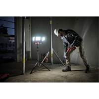 Lampe de travail &agrave; DEL professionnelle &agrave; panneaux pliants lumens sans fil 18V sur tr&eacute;pied, DEL, 3600 lumens Par Equipment